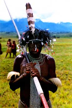 Gerrero con lanza, Irian Jaya, Indonesia