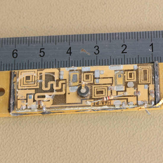 Circuito híbrido amplificador de radiofrecuencia sin cubierta