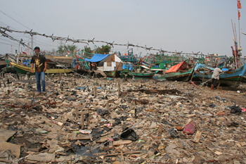 Viviendas en el embarcadero, Jakarta, Indonesia