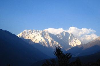 Nubes de condensación sobre montaña