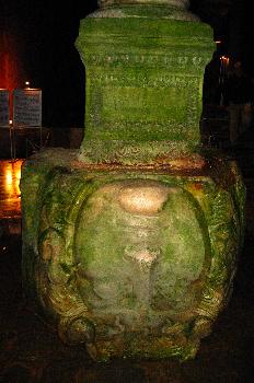 Roca labrada en las cisternas de Yerebatan Sarayi, Estambul, Tur