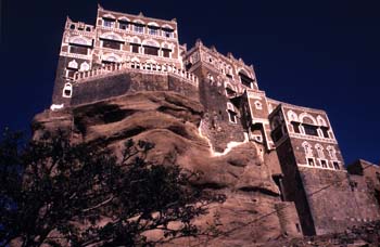 Palacio sobre la Roca, en el valle de Wadi Dhahr, Yemen