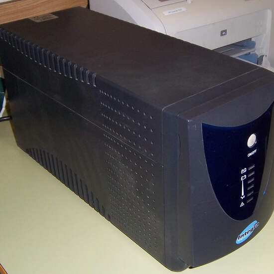 Sistema de Alimentación Ininterrumpida (SAI) para ordenadores de sobremesa visto lateralmente