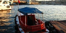 Vista del Bósforo desde el mercado de pescado en Karakoy, Estamb