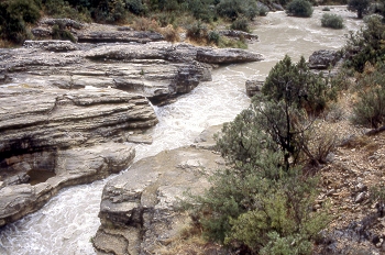 Paso entre rocas del Río Isuela, Huesca