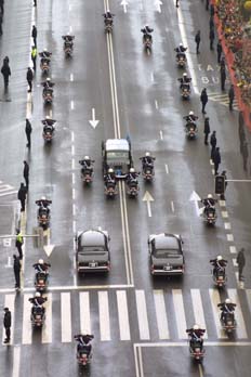 Coche Oficial escoltado por motoristas