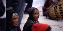 Mujeres en el mercado de verduras de Leh, Ladakh, India
