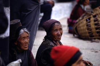 Mujeres en el mercado de verduras de Leh, Ladakh, India