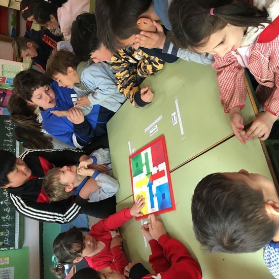 Buddies: 5 años y sexto enseñando a jugar. 22