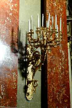 Candelabro en la Catedral de San Matías, Budapest, Hungría