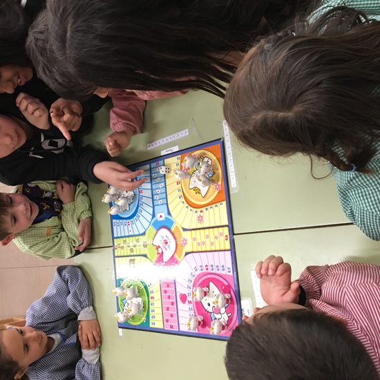 Buddies: 5 años y sexto enseñando a jugar. 22