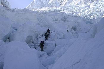 El ´doctor´y sus ayudantes cargando los tramos de la escalera so
