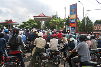 Colas subida gasolina, Jogyakarta, Indonesia