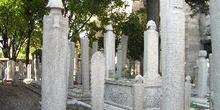 Tumbas con lápidas en el jardín de Suleymaniye Camii, Estambul,