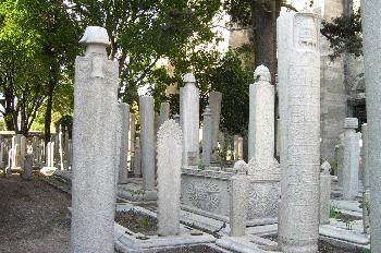 Tumbas con lápidas en el jardín de Suleymaniye Camii, Estambul,