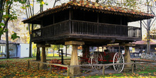 Quintana: Hórreo con corredor, Museo del Pueblo de Asturias, Gij