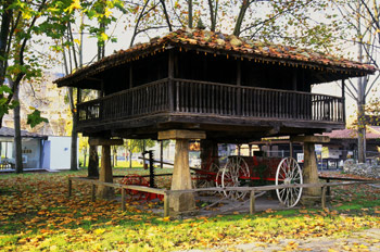 Quintana: Hórreo con corredor, Museo del Pueblo de Asturias, Gij