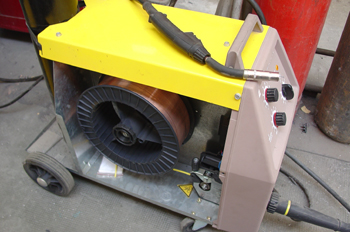 Equipo de soldadura electrica por hilo continuo y gas.