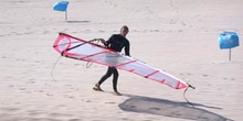 Windsurfista portando una vela