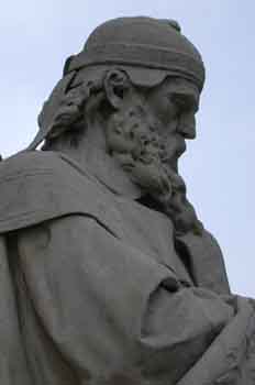 Detalle del monumento a San Isidoro de Sevilla