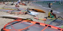 Windsurfistas en la playa