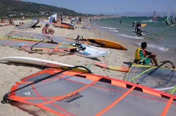 Windsurfistas en la playa
