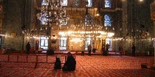 Sala principal para rezar en Yeni Camii, Estambul, Turquía