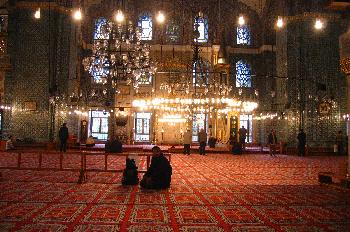 Sala principal para rezar en Yeni Camii, Estambul, Turquía