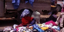 Vendedoras en el mercado de ropa en Suq al Khamis, Yemen