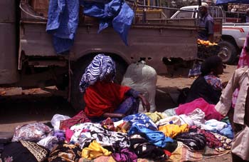 Vendedoras en el mercado de ropa en Suq al Khamis, Yemen