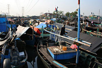 Viviendas en el embarcadero, Jakarta, Indonesia