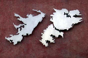 Reproducción metálica de la Islas Malvinas