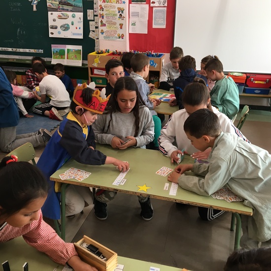 Buddies: 5 años y sexto enseñando a jugar. 18