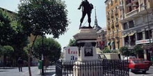 Estatua de Eloy Gonzalo en plaza de Cascorro (El Rastro), Madrid
