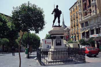 Estatua de Eloy Gonzalo en plaza de Cascorro (El Rastro), Madrid