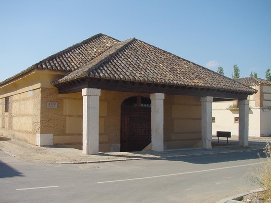Detalle de puerta y pórtico con columnas en Aranjuez