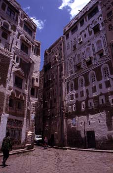Calle en la ciudad vieja de Sanaa, Yemen