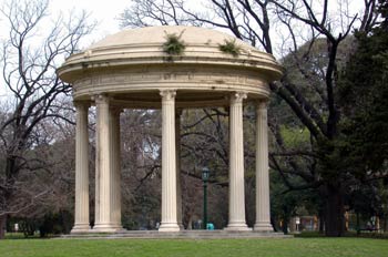 Templete en un parque del barrio de Palermo en Buenos Aires, Arg