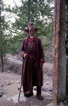 Visitante del gompa de Hemis, Laakh, India