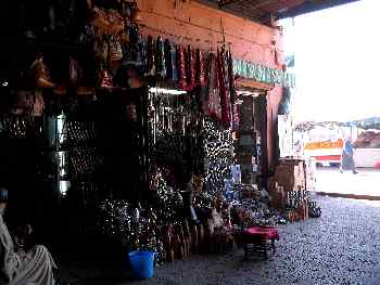 Cuchillería en la entrada del zoco, Marrakech, Marruecos