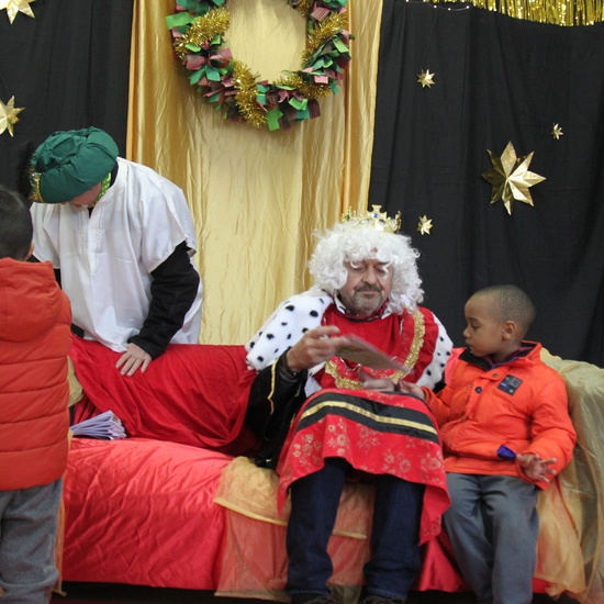 Visita de sus Majestades los Reyes Magos al colegio Luis Bello en moto 2018 49