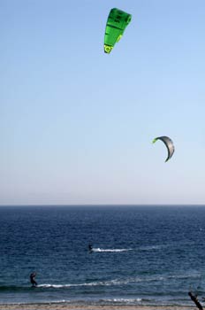 Deportistas practicando kitesurf