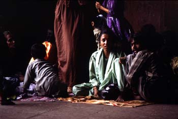 Grupo familiar descansando en las calles de Agra, Agra, India