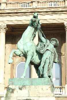 Estatua en la plaza del Castillo de Buda, Budapest, Hungría