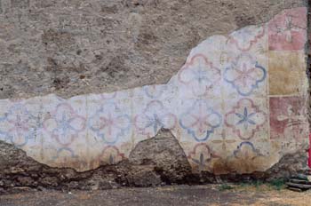 Restos de la decoración de una pared