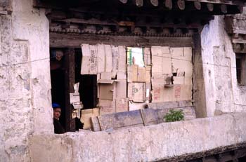 Mujer ante un ventanal, Ladakh, India