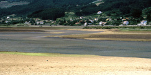 Bahía arenosa de la playa de San Martín en la ría de Villavicios