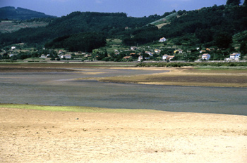 Bahía arenosa de la playa de San Martín en la ría de Villavicios