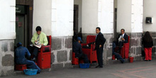 Limpiabotas en la Plaza de la Independencia en Quito, Ecuador