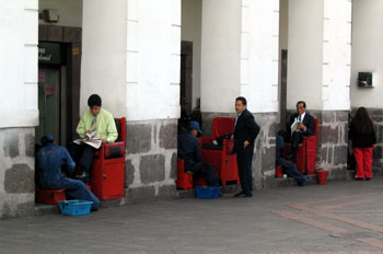 Limpiabotas en la Plaza de la Independencia en Quito, Ecuador